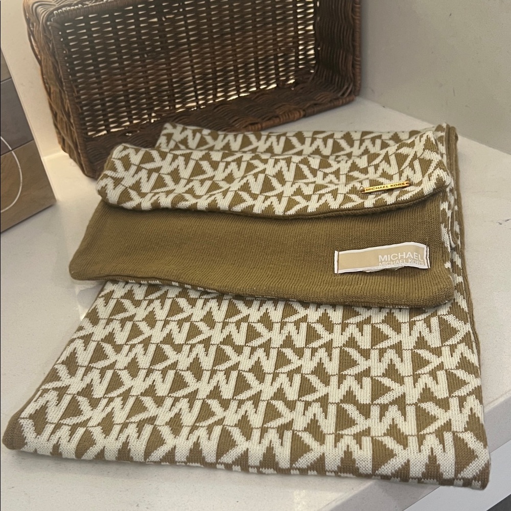 Michael Kors Knit MK scarf in Tan and Cream